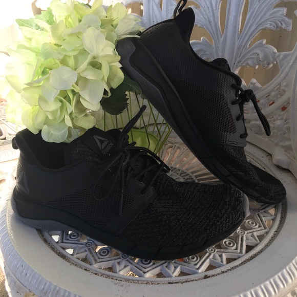 Black Reebok Boys 4 & 5&1/2! - Picture 5 of 8